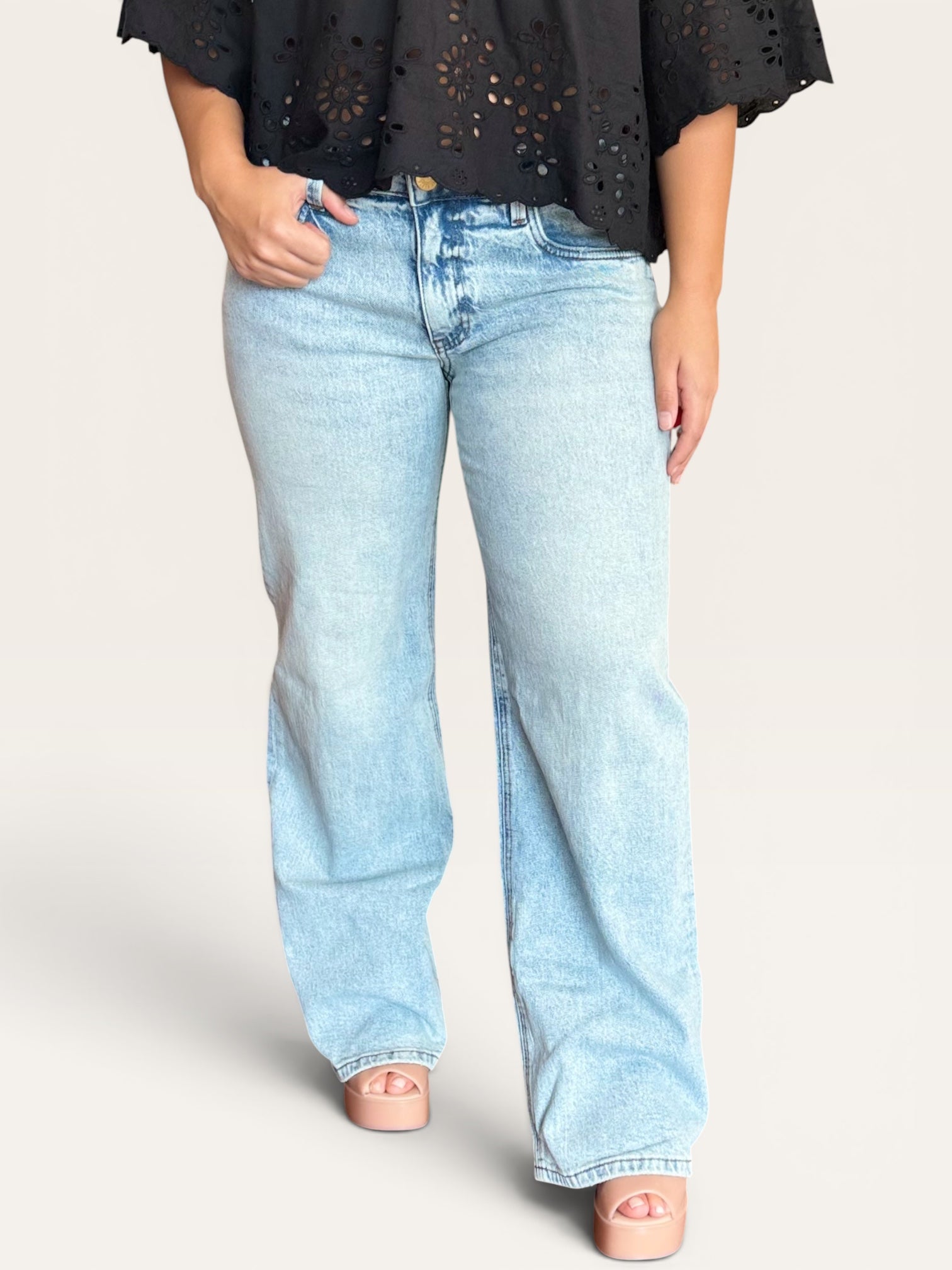 Kut From the Kloth Selena baggy low rise straight leg jeans in light wash with 5 pockets